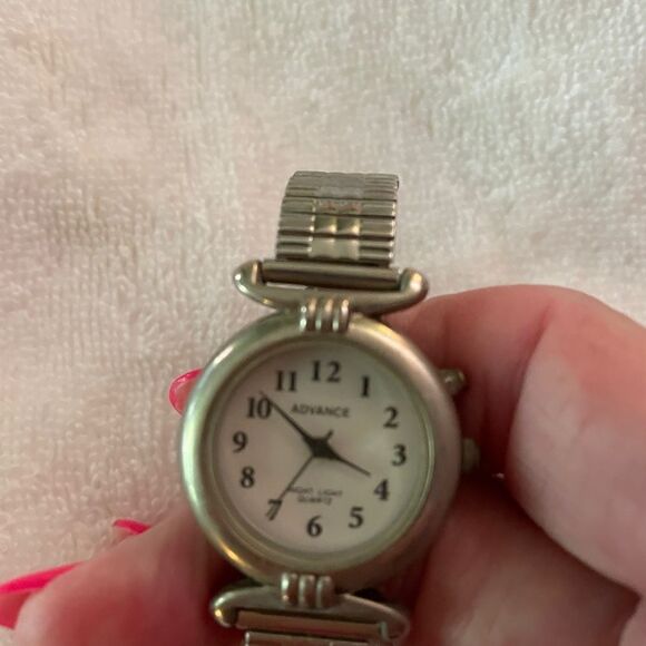 Ladies Advance Watch in silver. Stretch band. Great condition. - Picture 1 of 4